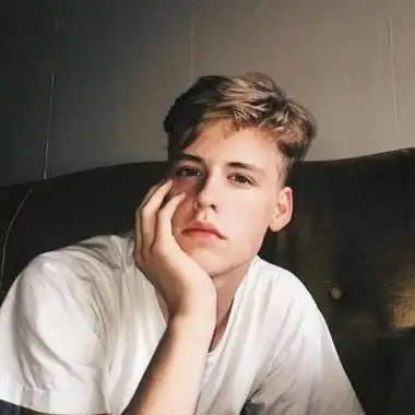 6686体育铁牌作者Blythe