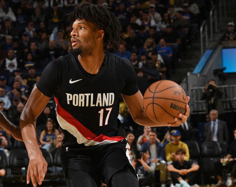 夏普第二节爆发半场轰下20分，联手阿夫迪亚带队咬住赛果分