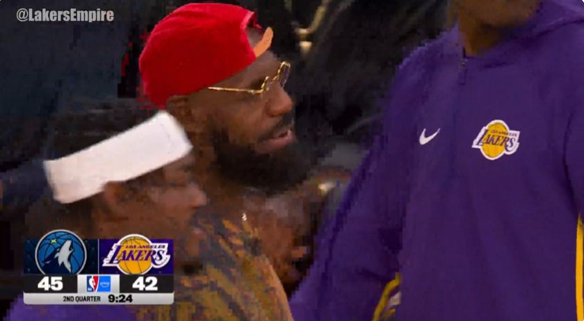 积极互动！詹姆斯不停和场上的队友沟通，还与裁判员进行交谈